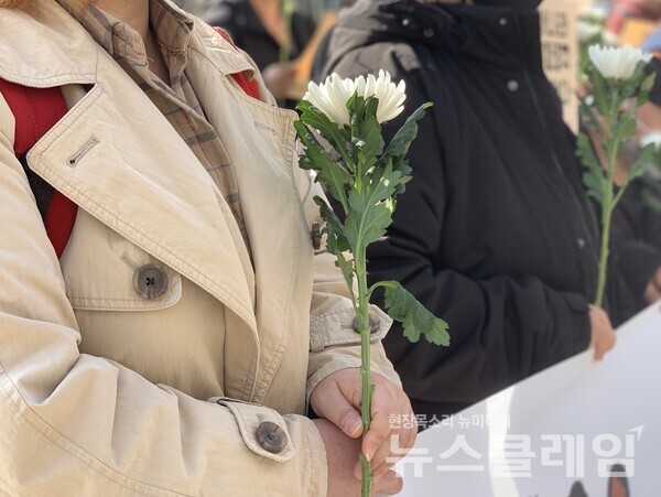 7일 오전 서울 종로구 통의동 인수위 인근서 진행된 ‘인수위원회 국민기초생활보장제도 부양의무자기준 완전폐지 촉구 의견서 전달 기자회견’. 사진=빈곤사회연대