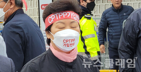 13일 오전 서울 종로구 통의동 대통령직인수위원회 앞 ‘CPTPP 가입반대 전국농어민 기자회견’. 사진=김성훈 기자