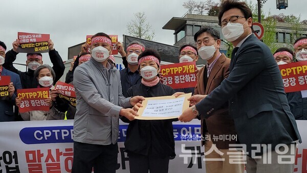 13일 오전 서울 종로구 통의동 대통령직인수위원회 앞 ‘CPTPP 가입반대 전국농어민 기자회견’. 사진=김성훈 기자