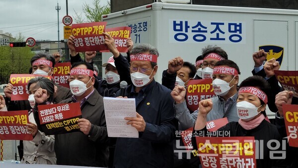 13일 오전 서울 종로구 통의동 대통령직인수위원회 앞 ‘CPTPP 가입반대 전국농어민 기자회견’. 사진=김성훈 기자