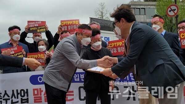 13일 오전 서울 종로구 통의동 대통령직인수위원회 앞 ‘CPTPP 가입반대 전국농어민 기자회견’. 사진=김성훈 기자