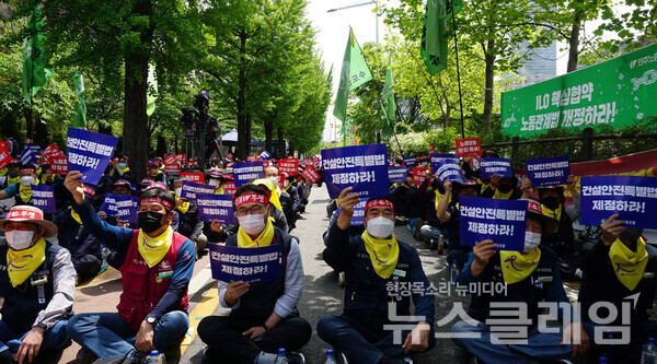28일 서울 여의도 국민은행 앞에서 진행된 ‘중대재해·직업성 질환 증언대회 및 건설안전특별법 제정 촉구 결의대회’. 사진=건설노조