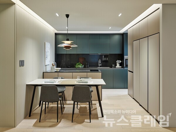 한샘 2022년 봄 트렌드 발표 29평형 신규 모델하우스 '리브 라이크 어 포엠' 부엌 모습. 사진=한샘