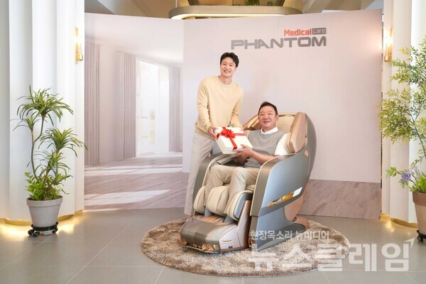 3일 바디프랜드 광화문 전시장에서 허재, 허웅이 가정의달 기념 포토행사에 참석해 포즈를 취하고 있다. 사진=바디프랜드