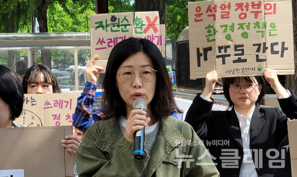 녹색연합, 여성환경연대 등은 4일 오전 서울 종로구 통의동 대통령직인수위원회 인근에서 기자회견을 열고 윤석열 정부의 환경 정책을 비판하고 있다. 사진=김성훈 기자