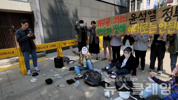 녹색연합, 여성환경연대 등은 4일 오전 서울 종로구 통의동 대통령직인수위원회 인근에서 기자회견을 열고 윤석열 정부의 환경 정책을 비판하고 있다. 사진=김성훈 기자