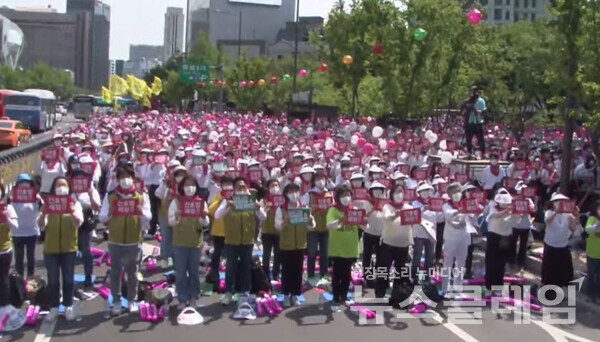 12일 오후 서울 광화문 동세면세점 앞에서 진행된 보건의료노조-대한간호협회 결의대회. 사진=김서윤 기자
