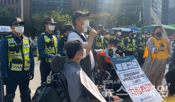 16일 오후 서울 종로구청 앞에서 진행된 '2023년 종로구 장애인 자립생활 권리보장 및 예산 요구 기자회견'. 사진=김동길 기자