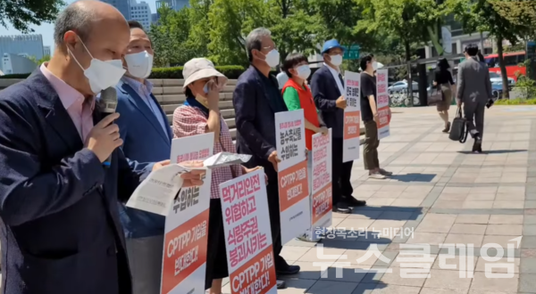24일 오전 서울 청계광장 입구에서 진행된 CPTPP 가입 저지 거리서명활동. 사진=김동길 기자