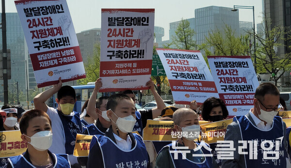 지난 20일 오전 서울 종로구 통의동 인수위원회 앞 ‘발달장애인 24시간 지원체계 구축 촉구 단식농성 선포 결의대회’. 사진=김동길 기자