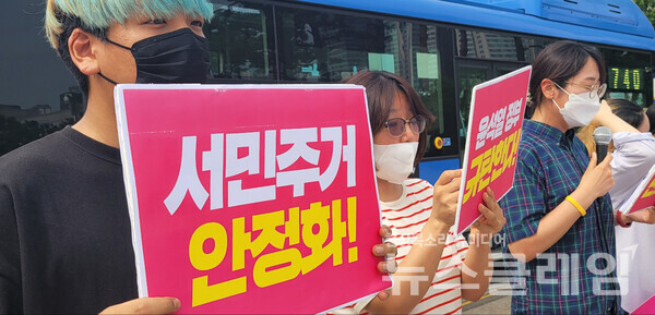 22일 오전 서울 용산 대통령 집무실 앞에서 열린 윤석열 정부 규탄 주거단체 공동 기자회견. 사진=김성훈 기자