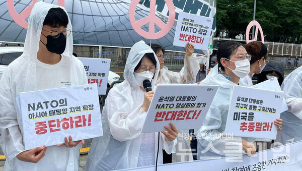 27일 용산 대통령 집무실 앞에서 열린 ‘윤석열 대통령 나토 정상회의 참가 반대 기자회견’. 사진=평통사