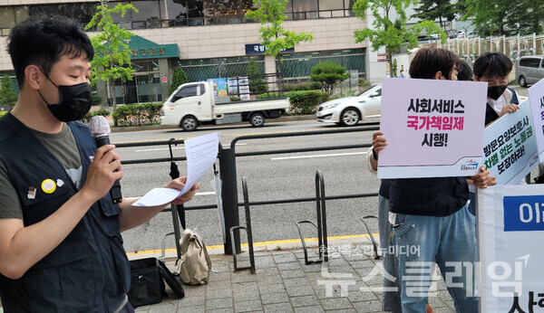 28일 오전 서울 용산 대통령 집무실 앞에서 열린 공공운수노조·시민사회 ‘이래서 공공성-노동권이 필요합니다’ 공동 기자회견. 사진=김성훈 기자