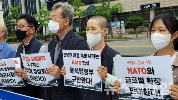 28일 오전 서울 용산 대통령 집무실 앞에서 열린 ‘나토의 글로벌 확장 및 윤석열 대통령 나토 정상회의 참석 규탄 기자회견’. 사진=김동길 기자