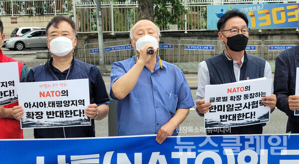 28일 오전 서울 용산 대통령 집무실 앞에서 열린 ‘나토의 글로벌 확장 및 윤석열 대통령 나토 정상회의 참석 규탄 기자회견’. 사진=김동길 기자