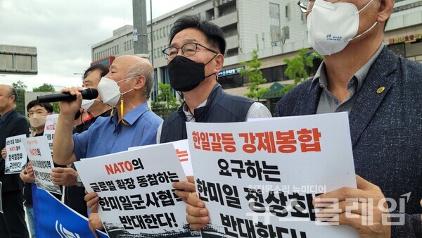 28일 오전 서울 용산 대통령 집무실 앞에서 열린 ‘나토의 글로벌 확장 및 윤석열 대통령 나토 정상회의 참석 규탄 기자회견’. 사진=김동길 기자