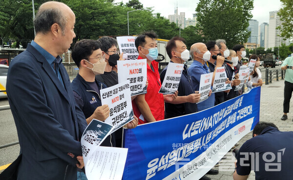 28일 오전 서울 용산 대통령 집무실 앞에서 열린 ‘나토의 글로벌 확장 및 윤석열 대통령 나토 정상회의 참석 규탄 기자회견’. 사진=김동길 기자