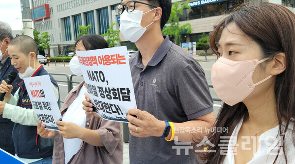 28일 오전 서울 용산 대통령 집무실 앞에서 열린 ‘나토의 글로벌 확장 및 윤석열 대통령 나토 정상회의 참석 규탄 기자회견’. 사진=김동길 기자