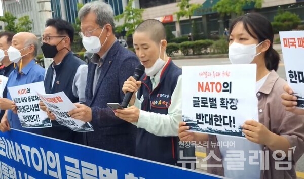 28일 오전 서울 용산 대통령 집무실 앞에서 열린 ‘나토의 글로벌 확장 및 윤석열 대통령 나토 정상회의 참석 규탄 기자회견’. 사진=김동길 기자