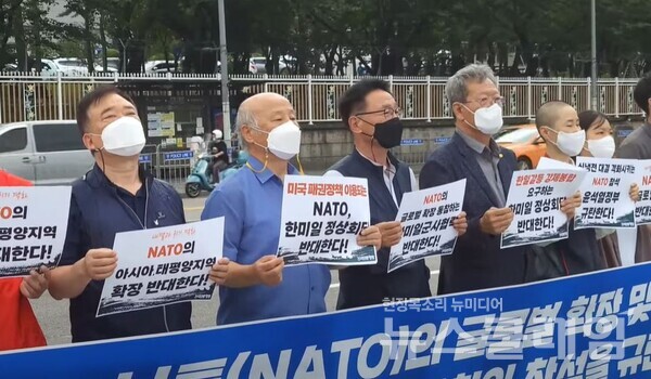 28일 오전 서울 용산 대통령 집무실 앞에서 열린 ‘나토의 글로벌 확장 및 윤석열 대통령 나토 정상회의 참석 규탄 기자회견’. 사진=김동길 기자