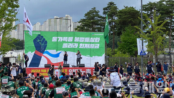 28일 오후 세종 정부청사 고용노동부 앞 ‘최저임금 인상과 제도 개악 저지를 위한 양대노총 결의대회’