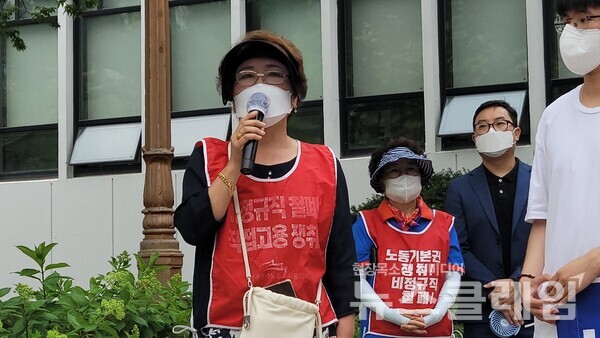 6일 오전 연세대학교 신촌캠퍼스 백양관 앞에서 열린 ‘청소경비노동자 투쟁에 연대하는 연대생들 기자회견’. 사진=김성훈 기자
