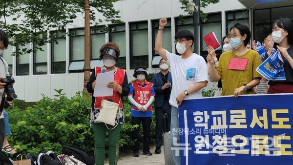 6일 오전 연세대학교 신촌캠퍼스 백양관 앞에서 열린 ‘청소경비노동자 투쟁에 연대하는 연대생들 기자회견’. 사진=김성훈 기자