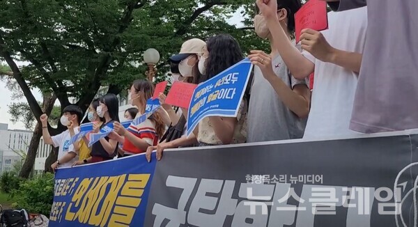 6일 오전 연세대학교 신촌캠퍼스 백양관 앞마당에서 진행된 ‘청소경비노동자 투쟁에 연대하는 연대생 기자회견’. 사진=김성훈 기자