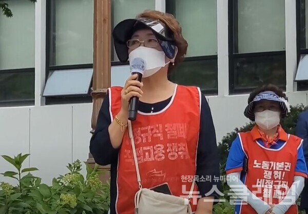 6일 오전 연세대학교 신촌캠퍼스 백양관 앞마당에서 진행된 ‘청소경비노동자 투쟁에 연대하는 연대생 기자회견’. 사진=김성훈 기자