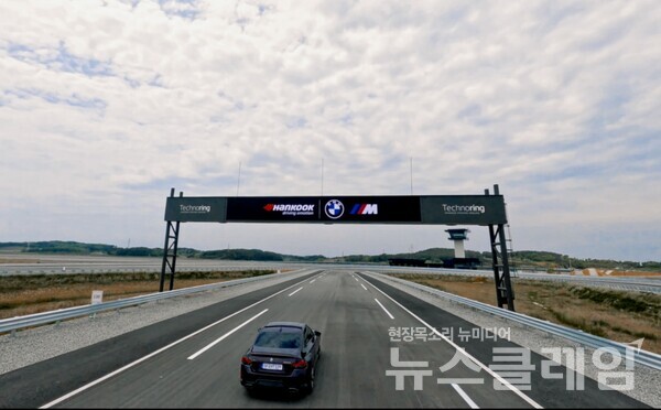 한국테크노링에서 한국타이어 초고성능 타이어 '벤투스'를  장착하고 질주하는 BMW 고성능 브랜드 M 차량. 사진=한국타이어