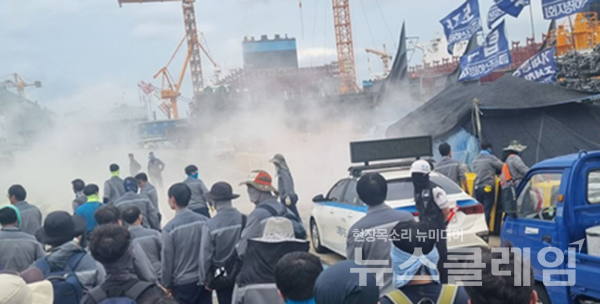 구사대가 쏜 소화기 분말로 뿌연 선각삼거리 농성장. 사진=금속노조