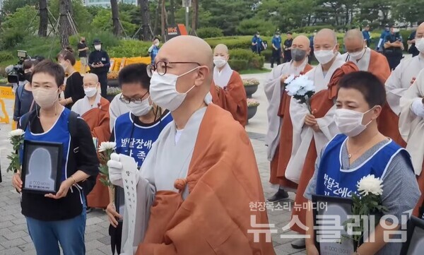 12일 서울 용산 대통령 집무실 앞에서 열린 ‘발달장애인 참사에 대한 5대 종단 입장문 발표 기자회견’. 사진=김서윤 기자