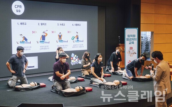 SK텔레콤은 지난 4개월간 약 700여명의 구성원을 대상으로 ‘응급처치 및 심폐소생술 실습교육’을 실시했다고 14일 밝혔다. 사진=SK텔레콤