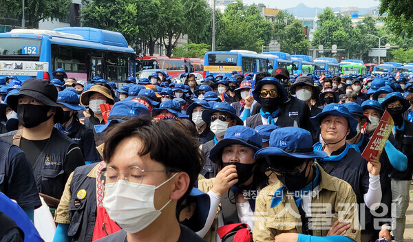 20일 오후 삼각지 인근에서 열린 금속노조 결의대회. 사진=김성훈 기자