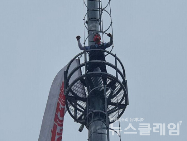 이경석 광주전남전기지부 광주지회장은 지난 21일 한국전력에 불법하도급 전수조사를 실시하라며 30m 높이 철탑에 올랐다. 사진=건설노조