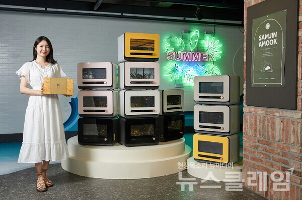 삼성전자 모델이 삼진어묵 부산역광장점에서 비스포크 큐커와 이금복 명품세트를 비롯한 삼진어묵 제품을 소개하고 있다. 사진=삼성전자