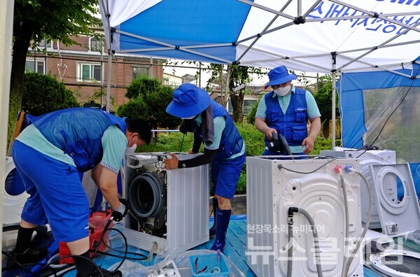 서울 관악신사시장 인근에서 수해 전자제품 무상점검 및 수리를 진행하는 모습. 사진=삼성전자