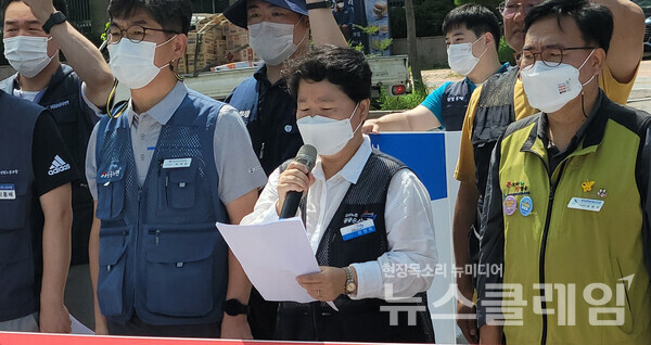 16일 오전 서울 용산 대통령 집무실 앞에서 열린 ‘양대노총 공공부문 노동조합 공동대책위원회 공동 투쟁 선포 기자회견’. 사진=김성훈 기자