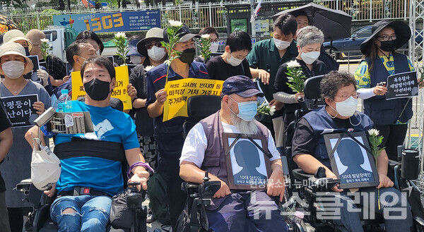 16일 오전 서울 용산 대통령 집무실 앞에서 열린 ‘폭우참사로 희생된 주거취약계층 발달장애인 빈곤층 노동자 추모주간 선포 기자회견’. 사진=김동길 기자