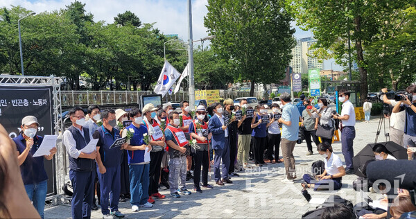 16일 오전 서울 용산 대통령 집무실 앞에서 열린 ‘폭우참사로 희생된 주거취약계층 발달장애인 빈곤층 노동자 추모주간 선포 기자회견’. 사진=김동길 기자