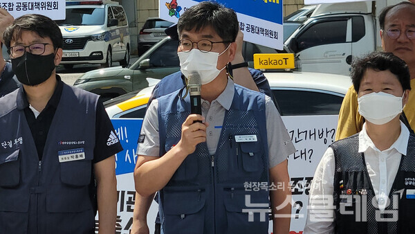 16일 오전 서울 용산 대통령 집무실 앞에서 열린 ‘양대노총 공공부문 노동조합 공동대책위원회 공동 투쟁 선포 기자회견’. 사진=김성훈 기자