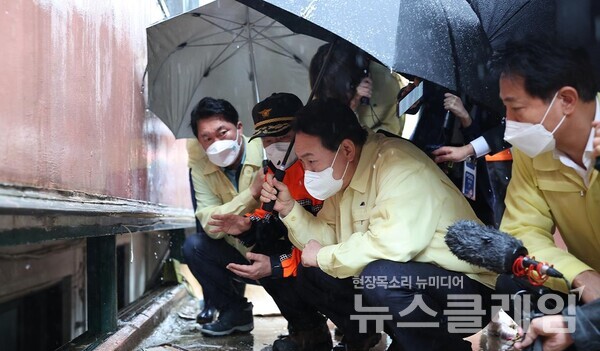 지난 9일 침수피해지역 현장을 방문한 윤석열 대통령. 사진=제20대 대통령실