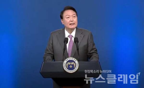 윤석열 대통령이 취임 100일을 맞아 기자회견을 열고 윤석열 정부 100일간의 국정 성과와 향후 국정 운영 구상을 밝혔다.
