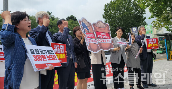 22일 오전 서울 용산 대통령 집무실 앞에서 열린 ‘쌀값 폭락 대책 촉구 공동 기자회견’. 사진=김성훈 기자