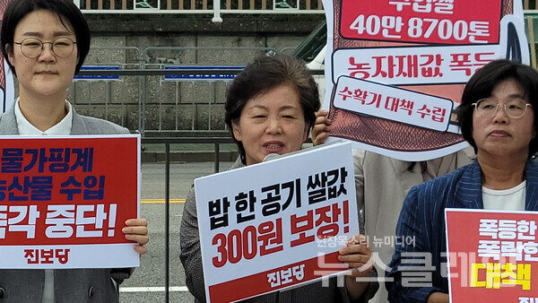 22일 오전 서울 용산 대통령 집무실 앞에서 열린 ‘쌀값 폭락 대책 촉구 공동 기자회견’. 사진=김성훈 기자