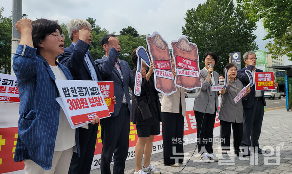 22일 오전 서울 용산 대통령 집무실 앞에서 열린 ‘쌀값 폭락 대책 촉구 공동 기자회견’. 사진=김성훈 기자