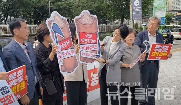 22일 오전 서울 용산 대통령 집무실 앞에서 열린 ‘쌀값 폭락 대책 촉구 공동 기자회견’. 사진=김성훈 기자