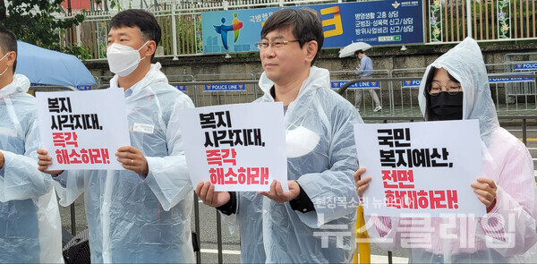 29일 오전 서울 용산 대통령 집무실 앞에서 열린 ‘제시민사회노동종교 단체 및 대표자 공동기자회견’. 사진=김성훈 기자