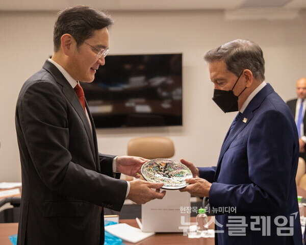 파나마 대통령궁에서 만난 이재용 부회장과 코르티소 파나마 대통령의 모습. 사진=삼성전자