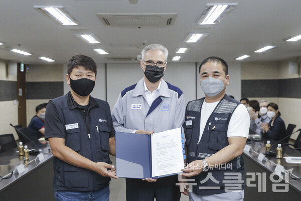 (왼쪽부터)금속노조 이찬우 수석부위원장, 로베르토 렘펠 한국지엠 사장, 금속노조 한국지엠지부 김준오 지부장. 사진=GM